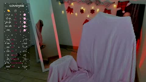Snapshot of red_bestie_ chatting on 12/14/24, 05:14 Bestie online show from 12/14/24, 05:14