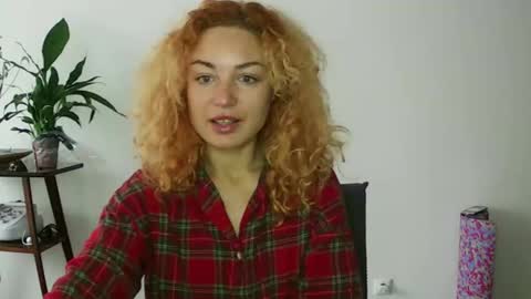 Snapshot of reddgirll chatting on 01/24/25, 10:43 reddgirll online show from 01/24/25, 10:43