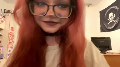 Snapshot of redheadcatxd chatting on 04/28/26, 09:31 Eva online show from 04/28/26, 09:31