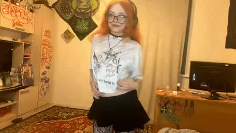 Snapshot of redheadcatxd chatting on 05/21/26, 10:39 Eva online show from 05/21/26, 10:39