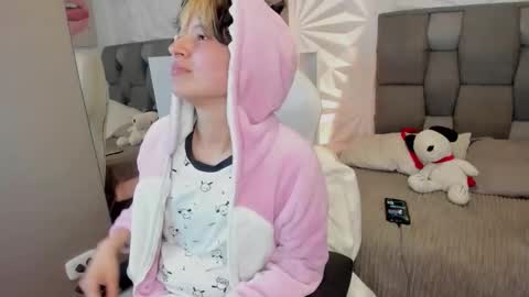 Snapshot of redhood_1_ chatting on 03/05/26, 04:52 redhood_1_ online show from 03/05/26, 04:52