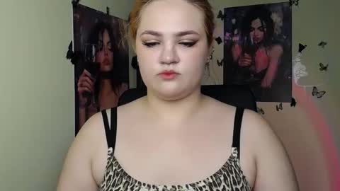 Snapshot of redhotqueen1 chatting on 05/29/26, 12:03 Rina online show from 05/29/26, 12:03
