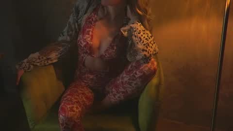 Snapshot of redsparrow__ chatting on 10/18/25, 09:04 Red online show from 10/18/25, 09:04