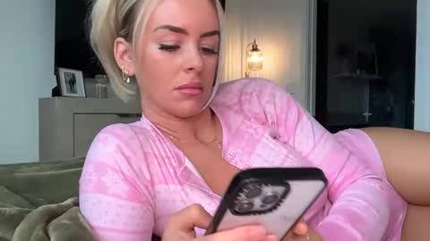 Snapshot of reecemariexx chatting on 02/25/26, 05:00 reecemariexx online show from 02/25/26, 05:00