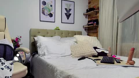 Snapshot of reese_yanella chatting on 02/14/25, 07:02 Yanella online show from 02/14/25, 07:02