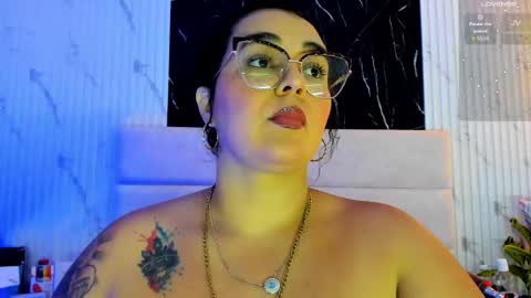 reginavegaa online show from 10/10/25, 11:42