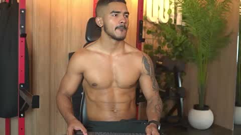 Snapshot of reik_von chatting on 05/15/26, 12:12 Reik online show from 05/15/26, 12:12