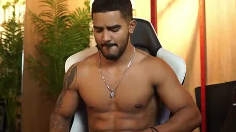 Snapshot of reik_von chatting on 06/17/26, 01:30 Reik online show from 06/17/26, 01:30