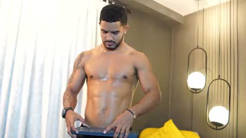 Snapshot of reik_von chatting on 06/19/26, 12:42 Reik online show from 06/19/26, 12:42
