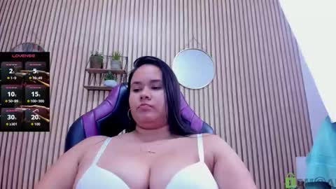 Snapshot of reina_loren chatting on 02/15/26, 07:51 reina_loren online show from 02/15/26, 07:51