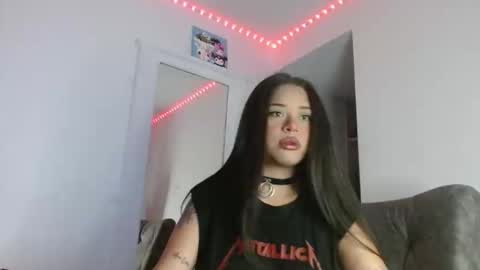 Snapshot of reina_reina chatting on 10/17/25, 11:29 reina_reina online show from 10/17/25, 11:29