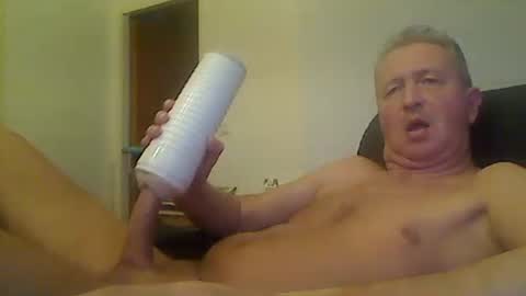 Snapshot of reini7211 chatting on 11/14/25, 02:32 reini7211 online show from 11/14/25, 02:32