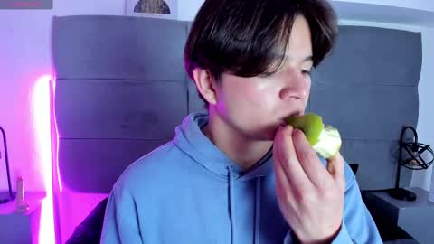 Snapshot of remiblythe chatting on 02/23/25, 01:32 RemiBlythe online show from 02/23/25, 01:32