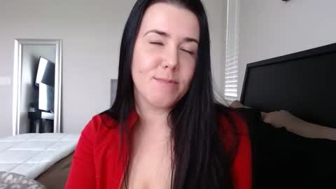 Snapshot of remybella2017 chatting on 12/18/25, 07:53 Bella Lively online show from 12/18/25, 07:53