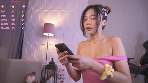 Snapshot of ren_esma chatting on 12/18/25, 02:50 Ren online show from 12/18/25, 02:50