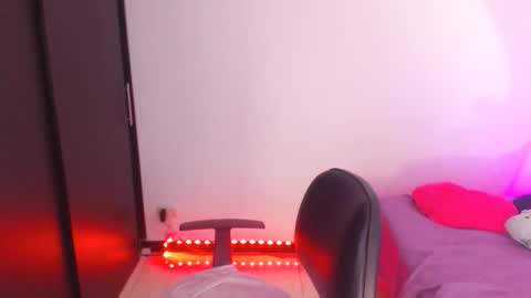 Snapshot of renata_ruiz chatting on 12/22/25, 03:03 online show from 12/22/25, 03:03