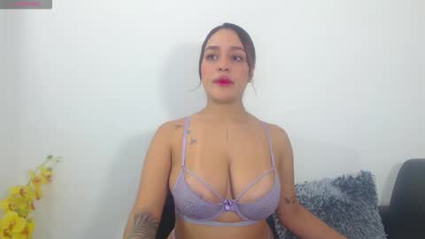 Snapshot of renatabrownn28 chatting on 04/17/26, 09:23 renatabrownn28 online show from 04/17/26, 09:23