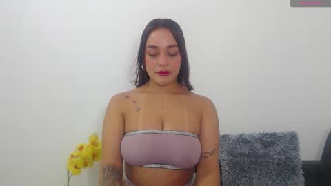 Snapshot of renatabrownn28 chatting on 06/07/26, 04:22 renatabrownn28 online show from 06/07/26, 04:22