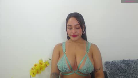 Snapshot of renatabrownn28 chatting on 06/11/26, 05:27 renatabrownn28 online show from 06/11/26, 05:27