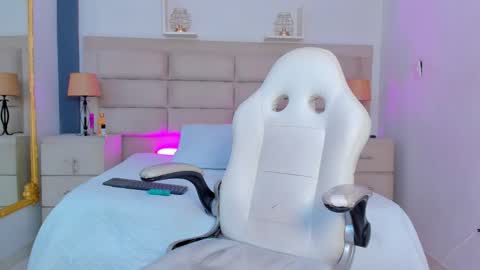 Snapshot of renatamason chatting on 12/04/25, 02:26 Renata online show from 12/04/25, 02:26