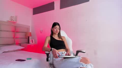 Snapshot of renatamason chatting on 12/14/25, 01:05 Renata online show from 12/14/25, 01:05