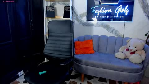 Snapshot of renatamason chatting on 12/20/25, 02:02 Renata online show from 12/20/25, 02:02