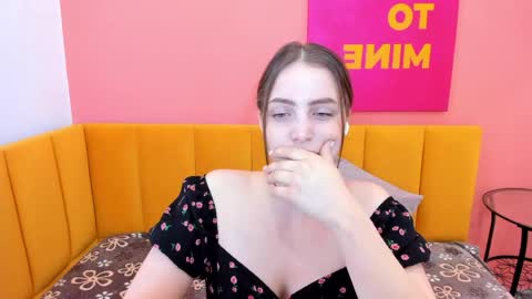 Snapshot of reneeblair chatting on 06/04/26, 01:44 reneeblair online show from 06/04/26, 01:44