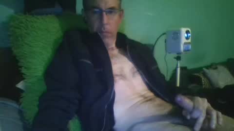 Snapshot of reyes_albert2006 chatting on 12/21/25, 12:45 reyes_albert2006 online show from 12/21/25, 12:45