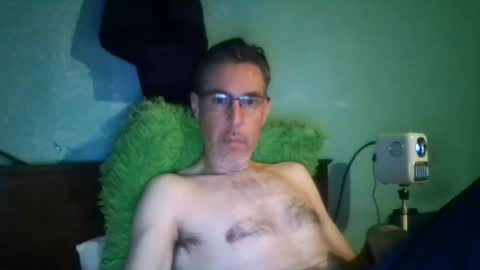 Snapshot of reyes_albert2006 chatting on 03/17/26, 04:17 reyes_albert2006 online show from 03/17/26, 04:17