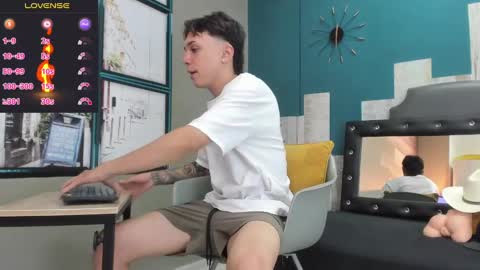 Snapshot of rhaegal_hot chatting on 12/20/24, 02:38 Rhaegal online show from 12/20/24, 02:38