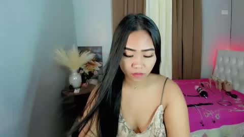 Snapshot of rhea_xoxo chatting on 05/29/26, 01:03 rhea online show from 05/29/26, 01:03