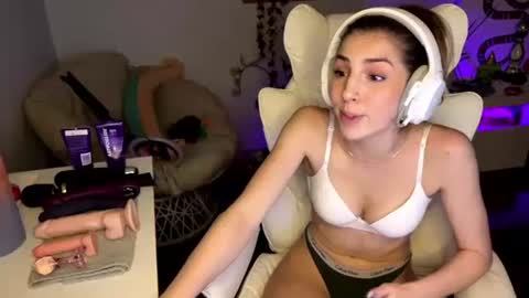 Snapshot of richhousewives chatting on 10/20/25, 01:17 Amber online show from 10/20/25, 01:17