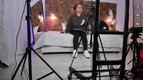 Sara online show from 11/19/25, 10:04