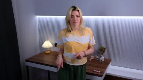 Snapshot of rivkagellman chatting on 03/23/26, 05:06 Sarah. online show from 03/23/26, 05:06