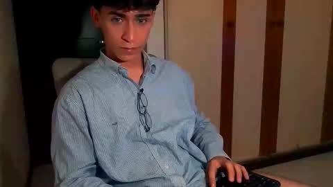 Snapshot of roberthalv chatting on 10/11/25, 06:45 ROBERTH online show from 10/11/25, 06:45