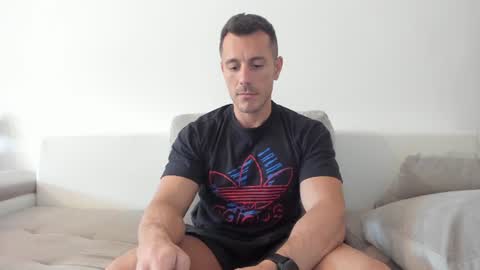 Snapshot of roberto4ever chatting on 06/08/26, 01:00 roberto4ever online show from 06/08/26, 01:00