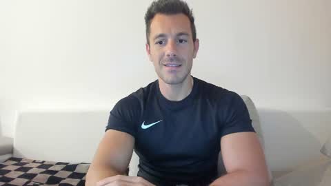 Snapshot of roberto4ever chatting on 06/23/26, 04:10 roberto4ever online show from 06/23/26, 04:10