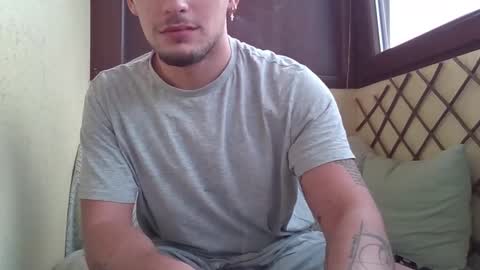 Snapshot of roberto_twink1 chatting on 10/26/25, 12:22 Roberto online show from 10/26/25, 12:22