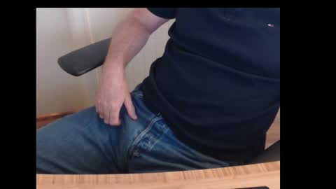 robidan6923 online show from 09/17/25, 12:51