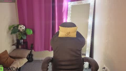 Snapshot of rockett_bunny chatting on 06/29/26, 01:01 Rockett online show from 06/29/26, 01:01