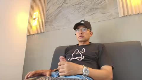 Snapshot of roger_flyn chatting on 12/19/25, 04:08 roger_flyn online show from 12/19/25, 04:08