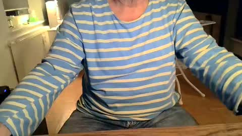 Snapshot of rolandloser1000 chatting on 12/15/24, 04:59 rolandloser1000 online show from 12/15/24, 04:59