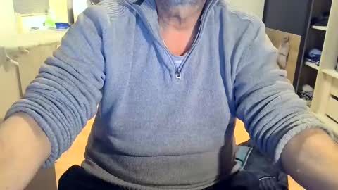 Snapshot of rolandloser1000 chatting on 01/19/25, 07:37 rolandloser1000 online show from 01/19/25, 07:37