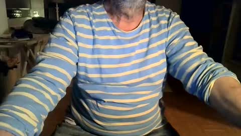 Snapshot of rolandloser1000 chatting on 01/29/25, 07:32 rolandloser1000 online show from 01/29/25, 07:32