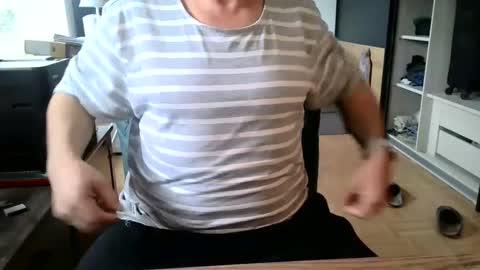 Snapshot of rolandloser1000 chatting on 02/23/25, 10:28 rolandloser1000 online show from 02/23/25, 10:28