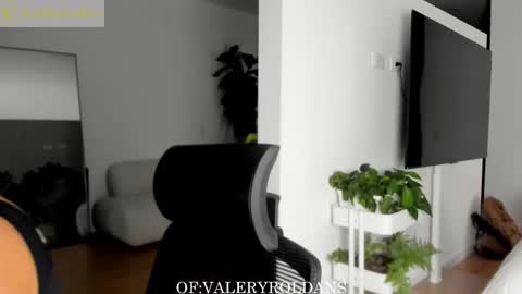 Valery Roldans online show from 10/31/25, 02:34