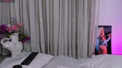 Snapshot of rolyloren chatting on 01/31/25, 08:33 Marcela online show from 01/31/25, 08:33