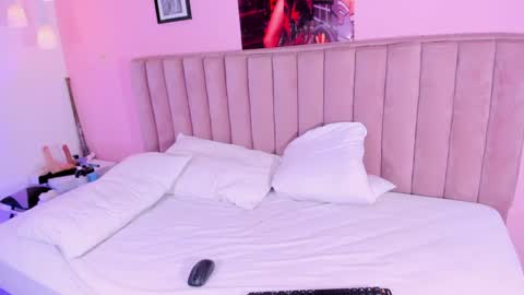 Snapshot of rolyloren chatting on 02/09/25, 02:49 Marcela online show from 02/09/25, 02:49