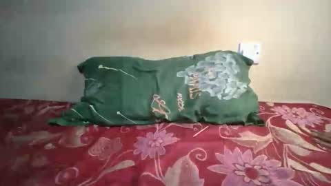 Snapshot of romantic2u4 chatting on 11/21/25, 07:45 Emma online show from 11/21/25, 07:45