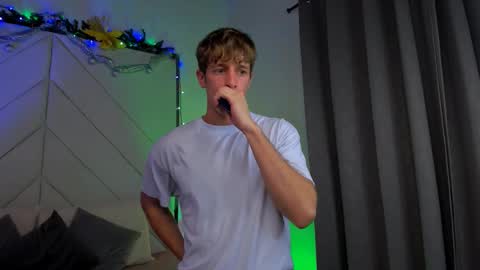 Snapshot of romeo_ricci1 chatting on 12/20/25, 04:41 Romeo Ricci online show from 12/20/25, 04:41